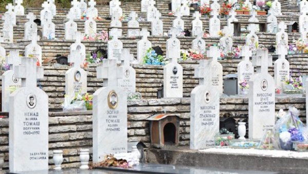 ПРЕЗИМЕ ИМ У ТРЕНУ УГАСИЛИ ОРИЋЕВИ КРВНИЦИ: Исповести породица српских жртава из сребреничког краја и Подриња, убијено више од 3.000 људи