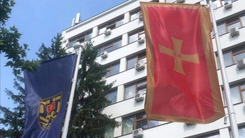 PRVI PUT OD KRAJA DRUGOG SVETSKOG RATA: Kopija zastave sa Vučjeg dola na zgradi opštine u Nikšiću (FOTO)