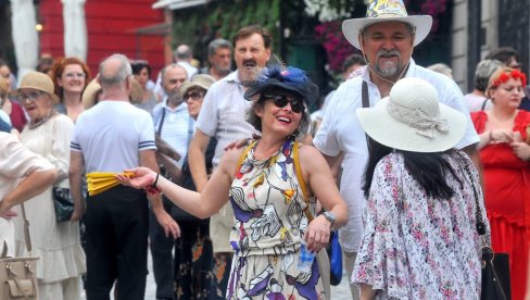 ŠEŠIRI OBOJILI SKADARLIJU: Posle godinu dana pauze ponovo tradicionalna manifestacija u boemskoj četvrti