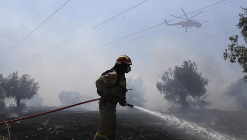 VLASTI EVAKUIŠU GRAĐANE: Šumski požar kod Atine preti da se proširi do kuća