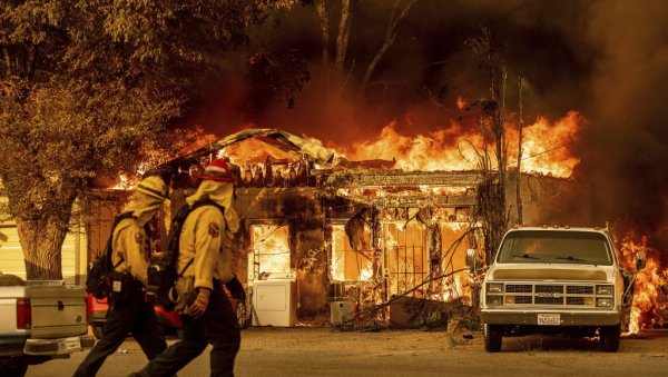 АПОКАЛИПТИЧНЕ СЦЕНЕ У АМЕРИЦИ: Шумски пожари бесне на западу земље, ватрогасци се са ватреном стихијом боре у екстремним условима (ФОТО)