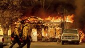 АПОКАЛИПТИЧНЕ СЦЕНЕ У АМЕРИЦИ: Шумски пожари бесне на западу земље, ватрогасци се са ватреном стихијом боре у екстремним условима (ФОТО)