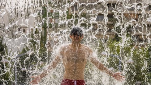 ТОПЛОТНИ ТАЛАС У ШПАНИЈИ: Рекордне температуре у Мадриду и Севиљи - власти упозоравају становништво (ФОТО)