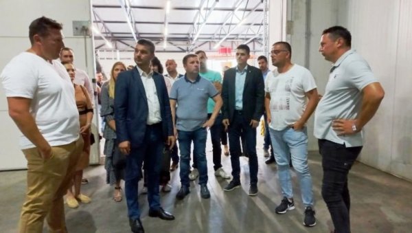 АМБАЛАЖА ПРОДАЈЕ КРОМПИР: Министар пољопривреде би волео да погоне компаније из Змајева пресели у ивањичка села
