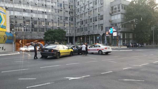 СУДАР У ЦЕНТРУ БЕОГРАДА: Таксиста ударио у аутомобил код Теразијског тунела - увиђај у току