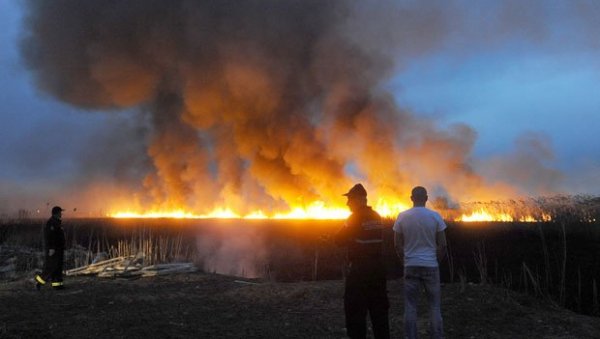 ДИМ СА ОРАНИЦА  ОПАСАН  ПО ВОЗАЧЕ: Ватрогасци имају посла због суграђана који пале ватру на отвореном