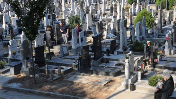 НИКО НЕ ОДРЖАВА ЧАК 50.000 ГРОБОВА: ЈП Погребне услуге не уклања дотрајала обележја без сагласности