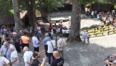 PRELEPA MANIFESTACIJA U KRUPNJU: Igra za dukat kod Dobropotočke crkve iz 15. veka