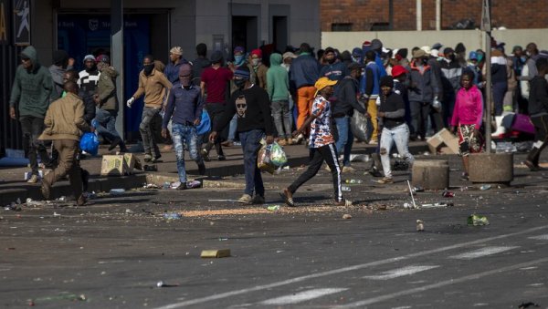 ВОЈСКА ИЗЛАЗИ НА УЛИЦЕ: Хаос у Јужној Африци не јењава