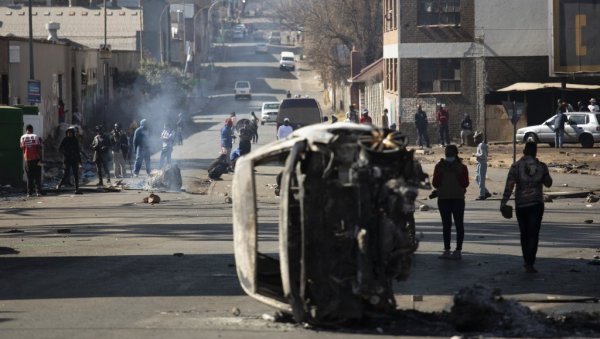 УБИЈЕНА И БЕБА: Језиве фотографије из Јужне Африке - Ратно стање на улицама након хапшења бившег председника (ФОТО/ВИДЕО)