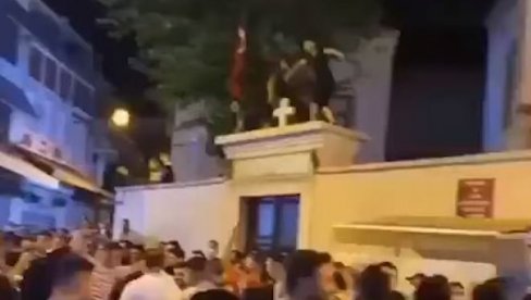 ОСКРНАВЉЕНА ЦРКВА У ИСТАНБУЛУ: Снимак инцидента разбеснео чак и Ердогана, моментално је реаговао (ВИДЕО)