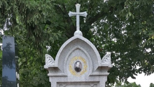 СТЕРИЈА ПОЧИВА  У ТУЂОЈ ГРОБНИЦИ: Славни српски књижевник и један од најумнијих Срба дели споменик са првим супругом своје жене