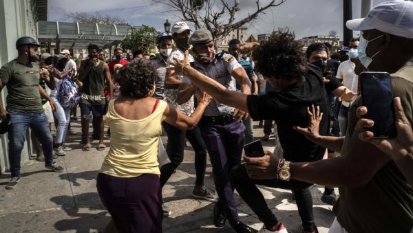 ХАВАНА ВРИ У ПРОТЕСТИМА: Карипско острво потресају највеће антивладине демонстрације последњих деценија