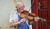 MIRIS DRVETA MI JE UŠAO POD KOŽU: Žarko je majstor za violine, objasnio kako je počeo da pravi instrumente (FOTO)
