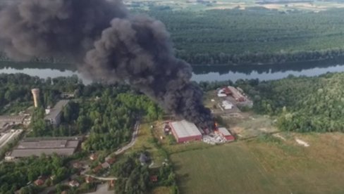 VELIKI POŽAR BUKTI U BRČKOM: Gori fabrika plastike, nadvio se veliki oblak crnog dima (VIDEO)