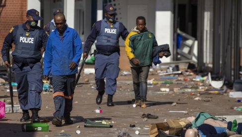 HAPŠENJE ZUME POKRIĆE ZA NASILJE:  U Južnoj Africi ratno stanje na ulicama,  desetine stradale  u protestima