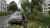 VELIKO NEVREME POGODILO ŠVAJCARSKU I NEMAČKU: Pokidano drveće padalo po putu - poplave i velika materijalna šteta (FOTO/VIDEO)