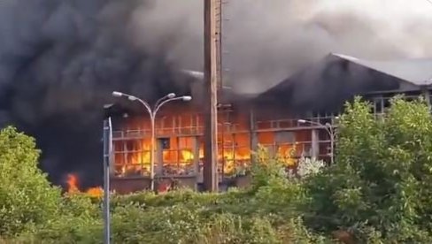 VELIKI POŽAR NA DORĆOLU: Gori magacin u Luci Beograd - crni dim se širi ka Novom Beogradu