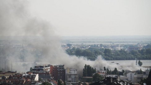 НЕ ЗНАМО ДА ЛИ ИМА ОПАСНИХ МАТЕРИЈА У Луци Београд гори магацин са пластиком, пожар гаси 46 ватрогасаца - деловаће и са воде (ФОТО/ВИДЕО)