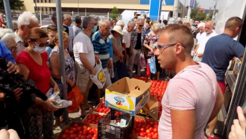 TRAŽE ZAŠTITU OD UVOZA I NADOKNADU ŠTETE: Povrtari iz Leskovca i okoline ponovo delili paradajz građanima
