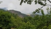 БОРБА СА ВАТРЕНОМ СТИХИЈОМ И ИЗ ВАЗДУХА: Пожар на планини Столац, неприступачан терен на граници са Србијом отежава гашење!