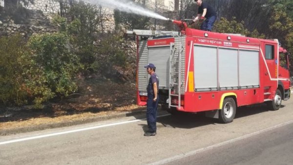 ПОЖАР У БАРУ: Ватрогасци одбранили куће од ватре на Великом Пијеску