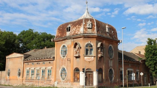 ВРАЋАЈУ СЈАЈ БИСЕРУ: Почели радови на уређењу Дома војске, симбола Руме који је деценијама пропадао