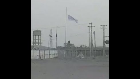TALIBANI DIGLI ZASTAVU NA GRANICI SA PAKISTANOM: Tvrde da su preuzeli kontrolu graničnog prelaza (VIDEO)