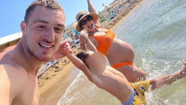 ФАНТАСТИЧНА ЧЕТВОРКА: Данило Анђушић се са породицом одмара на Криту