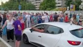 STOTINE GRAĐANA U BLOKU 37: Blokirali Bulevar Milutina Milankovića, traže da se ispune zahtevi (FOTO/VIDEO)