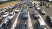 GUŽVE NA GRANICAMA: Na Horgošu, na izlazu iz Srbije, putnička vozila čekaju tri sata