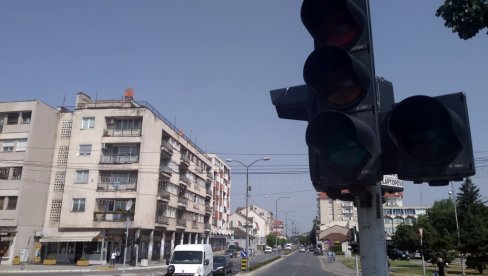 VANDALI OŠTETILI SEMAFORE U PARAĆINU: Do popravke, nema svetlosne signalizacije na glavnoj raskrsnici