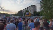ГРАЂАНИ БЛОКИРАЛИ БУЛЕВАР МИЛУТИНА МИЛАНКОВИЋА: Повукло се приватно обезбеђење, наставља се протест у Блоку 37