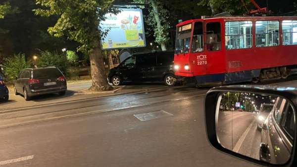 ЗАСТОЈ У БЕОГРАДУ: Непрописно паркирано возило блокирало трамвајски саобраћај