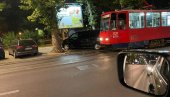 ЗАСТОЈ У БЕОГРАДУ: Непрописно паркирано возило блокирало трамвајски саобраћај