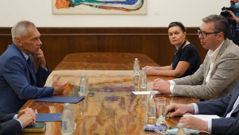 VUČIĆ SA HARČENKOM: Predsednik razgovarao sa ruskim ambasadorom o bilateralnoj saradnji
