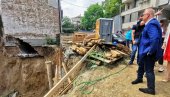 INVESTITOR ĆE KRIVIČNO ODGOVARATI - Vesić na mestu urušavanja zgrade na Vračaru: Stanarima će biti obezbeđen smeštaj (FOTO/VIDEO)