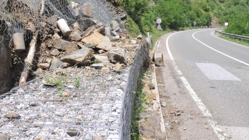 VOZAČI BUDITE OPREZNI: Na ovim deonicama preti ozbiljna opasnost od odrona