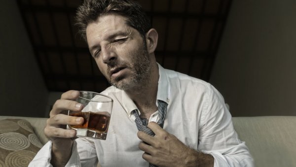 ПРЕМИНУЛО НАЈМАЊЕ 14 ОСОБА: Масовно тровање алкохолом у Русији