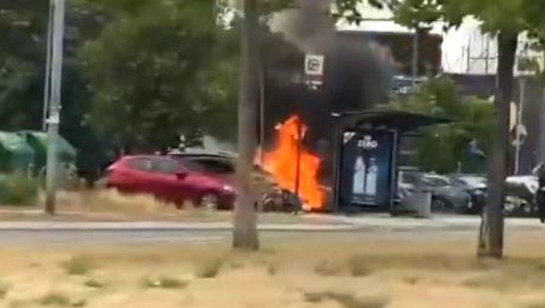 ГОРЕ АУТОМОБИЛИ НА НОВОМ БЕОГРАДУ: Ватра се шири на паркингу, на терену ватрогасци и полиција