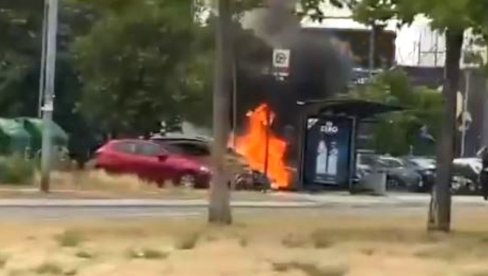 GORE AUTOMOBILI NA NOVOM BEOGRADU: Vatra se širi na parkingu, na terenu vatrogasci i policija