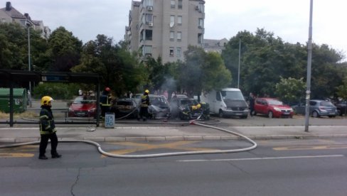 PRVE SLIKE NAKON POŽARA NA NOVOM BEOGRADU: Automobili na parkingu potpuno izgoreli (FOTO)