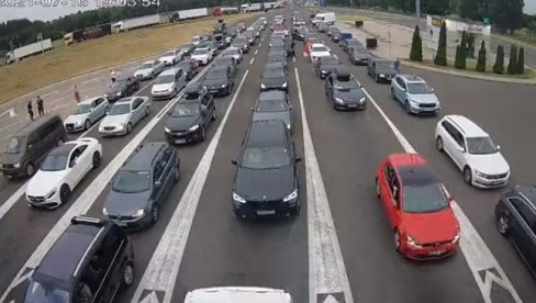KILOMETARSKE KOLONE NA AUTO-PUTU: Velike gužve na srpskim putevima, na Horgošu se čeka po dva sata