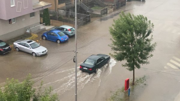 ЈАКО НЕВРЕМЕ ЗАХВАТИЛО ПИРОТ: Пала велика количина кише, улице су потпуно поплављене, нестала и струја (ФОТО)