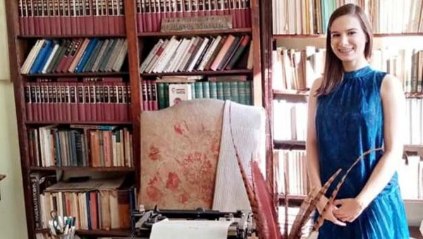 БИРАМО БОЈЕ СВАКОДНЕВИЦЕ: Тамара Милчић (20) у библиотеци у Ћуприји промовисала своју четврту књигу