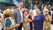 VELIČANSTVEN DOČEK ZA PREDSEDNIKA: Vučić se pozdravio i fotografisao sa građanima nakon sastanka SNS u Beogradu (FOTO/VIDEO)