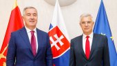 MILO O SRPSKOJ CRKVI JEZIKOM FAŠISTE: Skandalozane izjave crnogorskog predsednika na međunarodnom skupu u Bratislavi