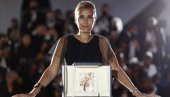 ЗЛАТНА ПАЛМА ЗА ФИЛМ ТИТАН: Француска редитељка у сузама након проглашења - Додељена главна награда на Канском фестивалу (ФОТО)