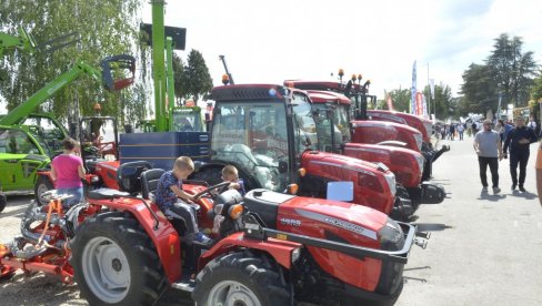 МИНИСТАР НЕДИМОВИЋ: Очекујемо нових 700 трактора из конкурса Светске банке
