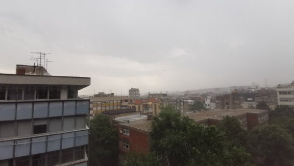 ОТВОРИЛО СЕ НЕБО НАД БЕОГРАДОМ: Туку киша и град, снажно невреме погодило престоницу! (ВИДЕО)